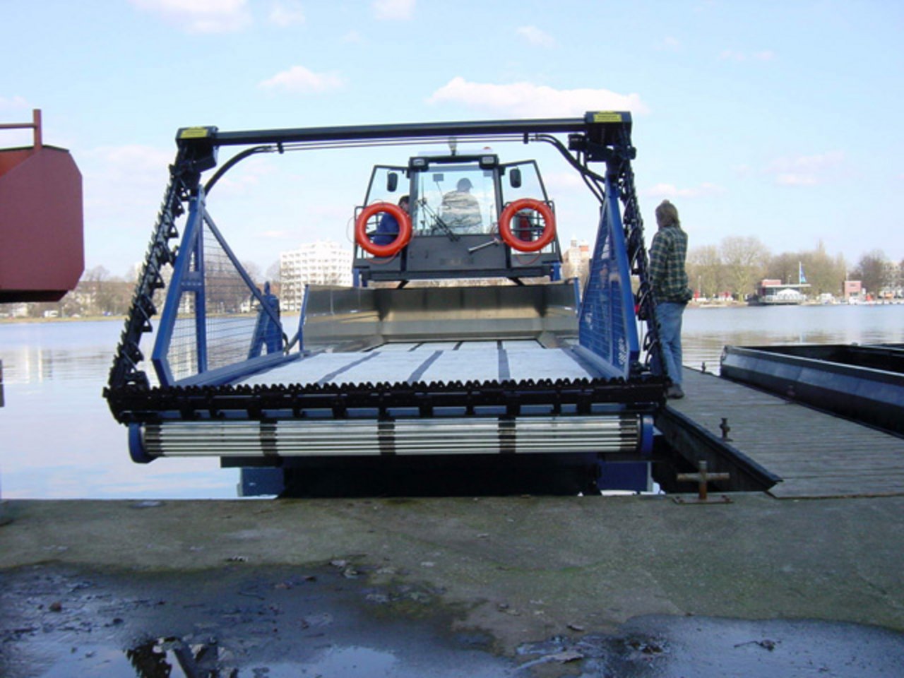 Mähboot an der Anlegstelle