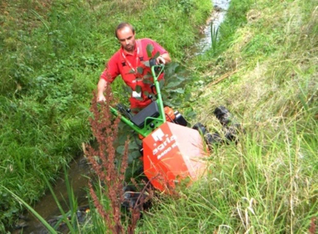 the municipal cutter bar easily masters particularly challenging projects such as mowing embankments, ditches and roadside vegetation