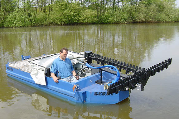 Mähboot im Wasser