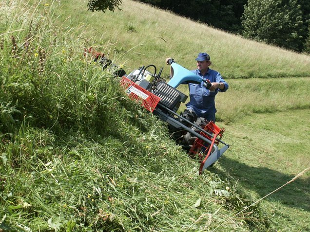 [Translate to English:] Spezialisierung des Unternehmens Aebi auf den Bau von Motormähern für die landwirtschaftliche Arbeit im Hügel- und Berggebiet
