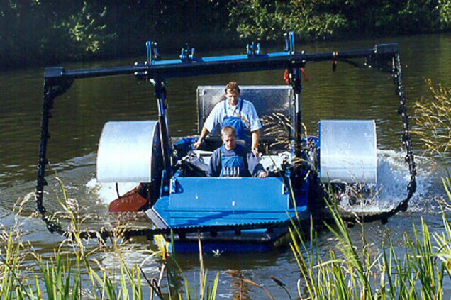 [Translate to English:] BERKY MÄHMASCHINEN fertigt ein breites Spektrum an unterschiedlichen Spezialmaschinen für den Mäheinsatz im Wasser