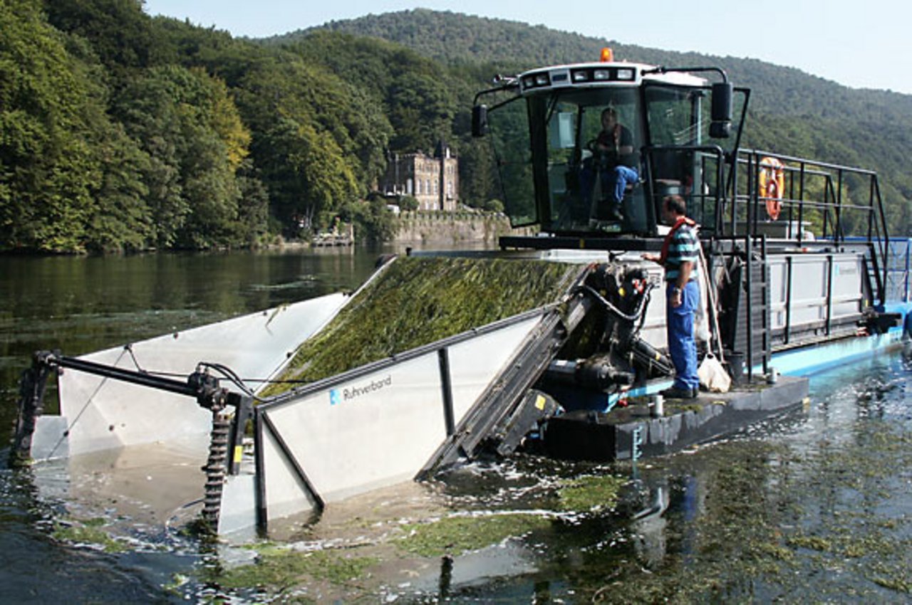 Mähboot im Wasser