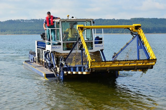 Doppelmesserschneidwerke vom Typ „ biduxES“ kommen an Mähbooten und Amphibienfahrzeugen zur Gewässerpflege auf dem Wasser zum Einsatz