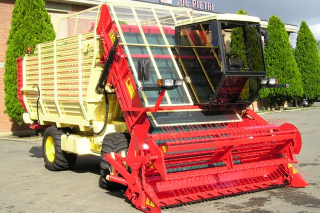 [Translate to English:] Rapsmesser, deren Schnittleistung optimal an Wuchs, Ernteprozess und Struktur des Mähgutes angepasst sind, werden eingesetzt