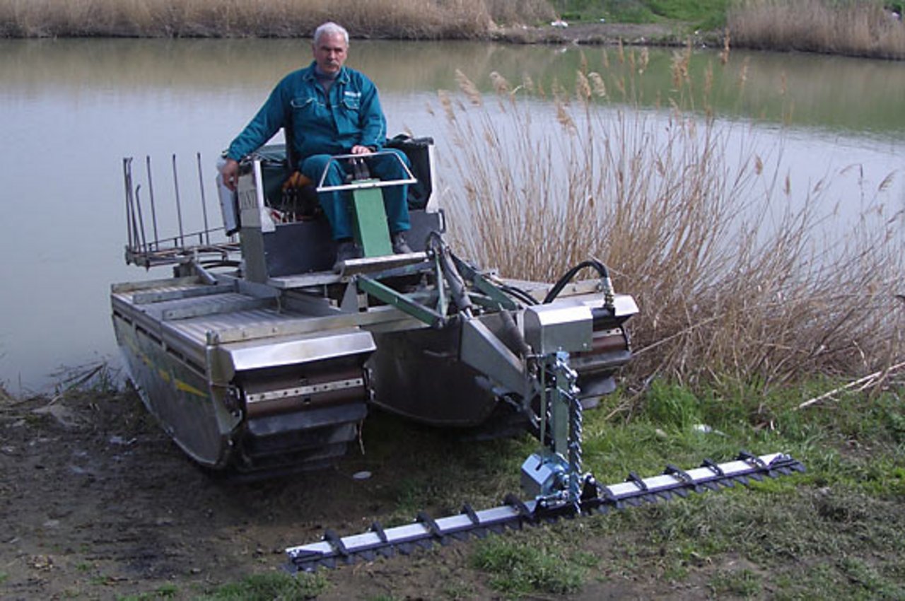 Mähboot am Ufer