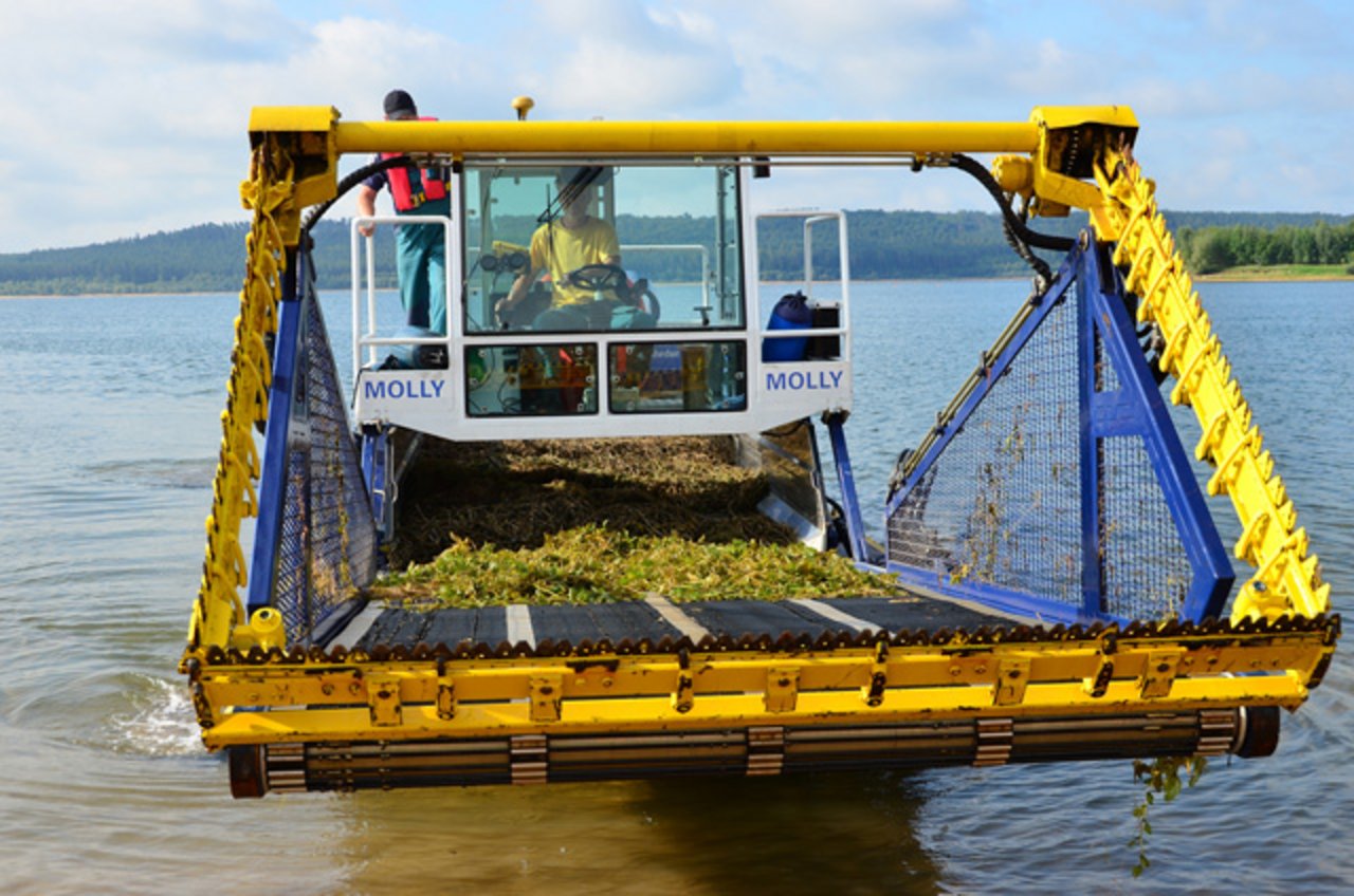 Mähboot im Wasser
