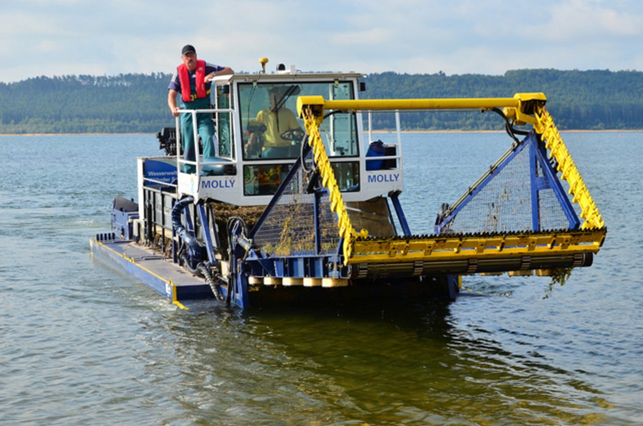Mähboot im Wasser